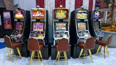 misterwin77 live casino interface on mobile showing blackjack and roulette tables
